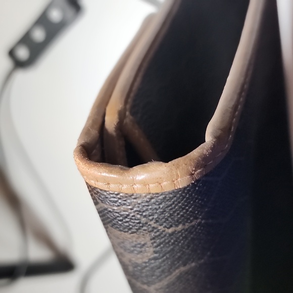 Christian Dior Honeycomb shoulder. The snap button have to press hard to snap - Picture 15 of 16